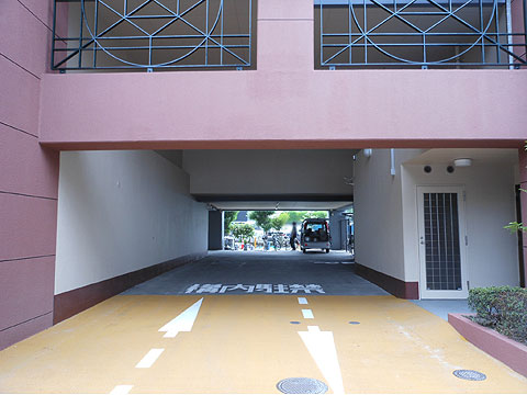 現地外観写真 駐車場入口