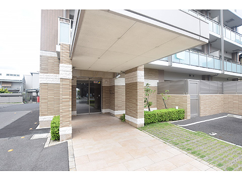 現地外観写真　マンションアプローチ