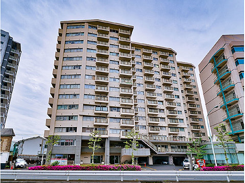 現地外観写真 総戸数124戸、14階建12階部分、3方向角住