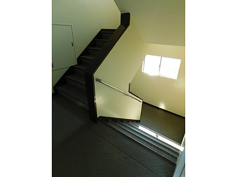 その他共用部 共用階段(手すり付き)