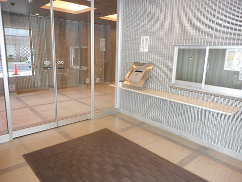 エントランス　オートロックと管理人室