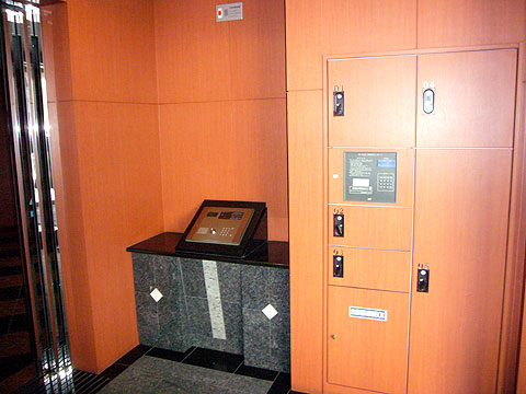 その他共用部　エントランス：オートロック部と宅配ボックス