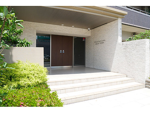 エントランス 写真向かって左側にはスロープが付いているバリア