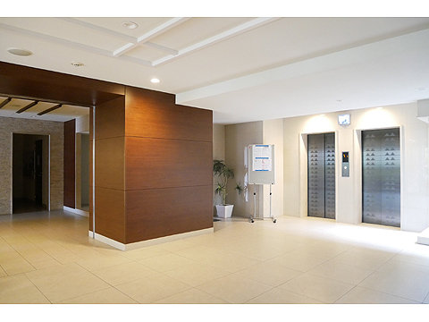 ロビー 各階停止するエレベーターが2基設計されています