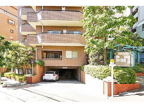 駐車場　駐車場入口