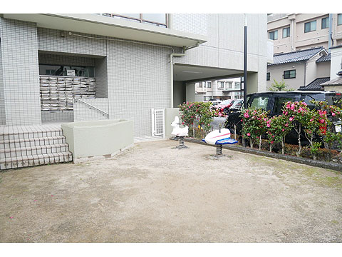 その他共用部 敷地内のプレイロット(遊び場)です