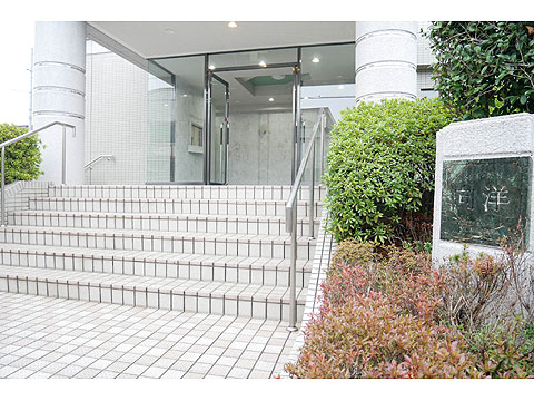 エントランス エントランスに設置されているマンションプレート