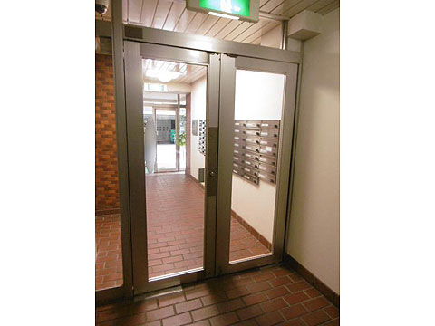 ロビー オートロックシステムです。モニター付インターホンです