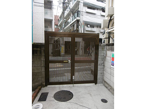 エントランス 駐輪場へ入る門扉です。