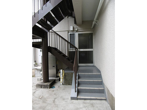 その他共用部 駐輪場から建物へ入る入り口です。