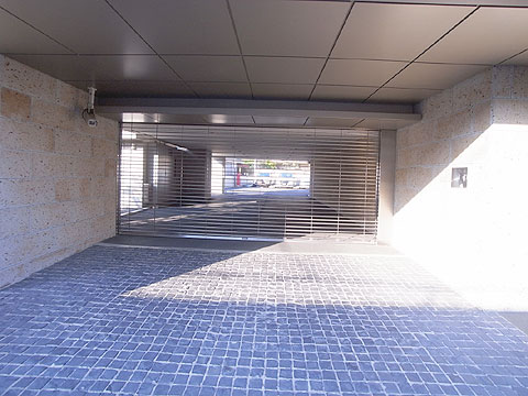 駐車場　駐車場入口