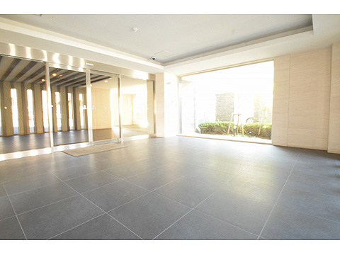 エントランス　風除室、室内のＴＶモニターで来客も確認できます