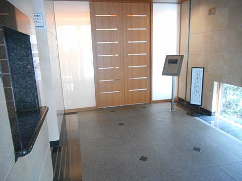 エントランス オートロックと管理人室