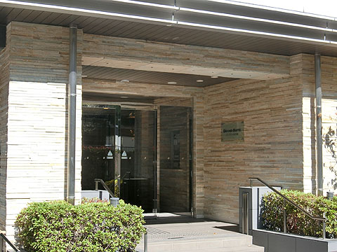 エントランス　オートロック、ＴＶモニター付きインターホン