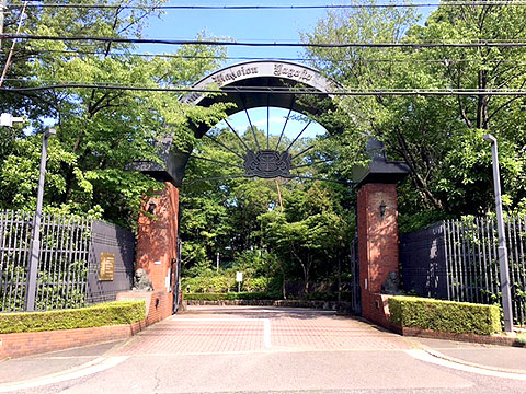 エントランス 堂々たる正門