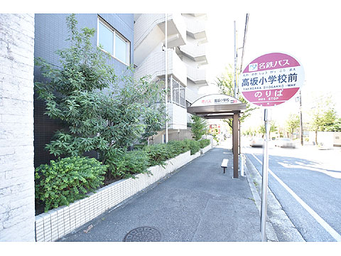 現地外観写真 エントラス前に市バスと名バス停