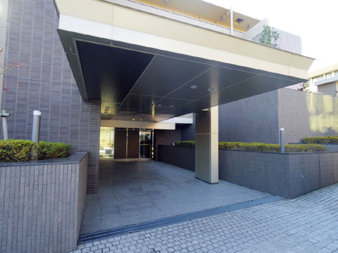 エントランス 大きな庇が特徴的なエントランス