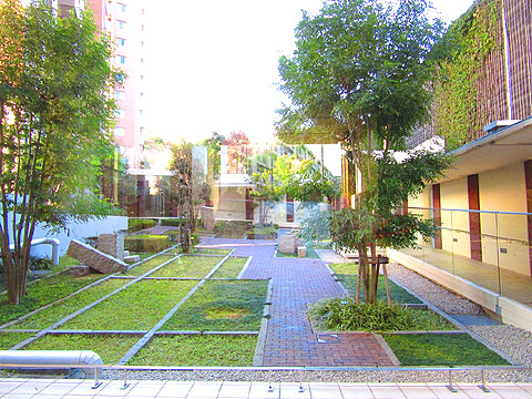 ロビー　敷地内庭園