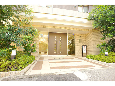 エントランス 豊かな緑に包まれたエントランスは安心のカラーT