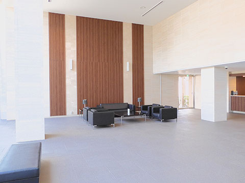 エントランス 2層吹き抜けの開放的なガーデンビューラウンジ