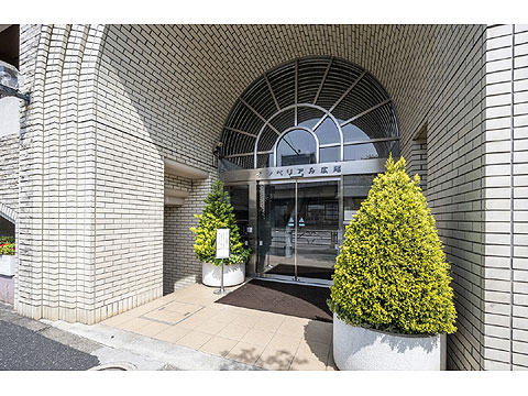 エントランス 居住者や来訪者を出迎えるアーチ型のエントランス