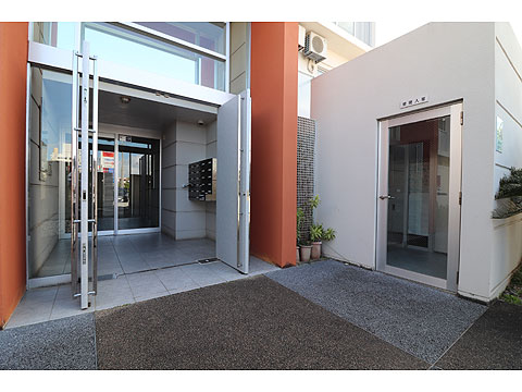 現地外観写真　建物入口