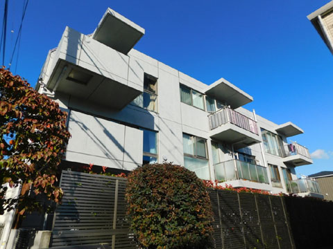 現地外観写真 地上3階建てのマンション