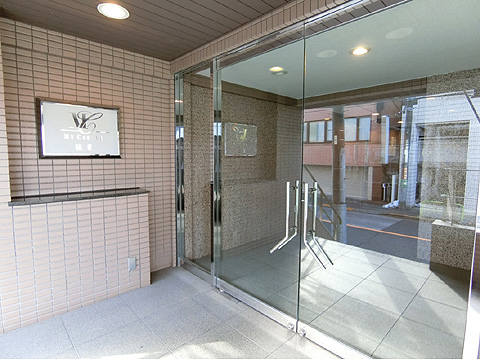 エントランス 階段を上がるとエントランスがございます