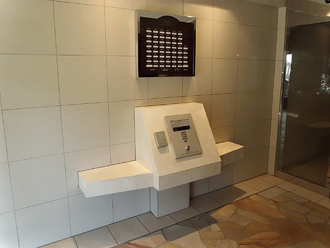 エントランス テレビモニター付インターホンのオートロックです