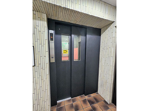 その他共用部 防犯窓のあるエレベーター