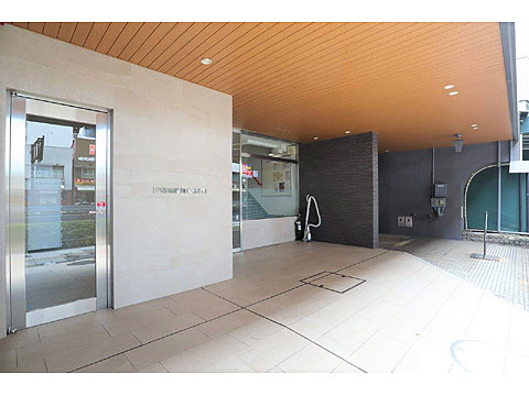 エントランス 来訪者を迎える自動ドアエントランス