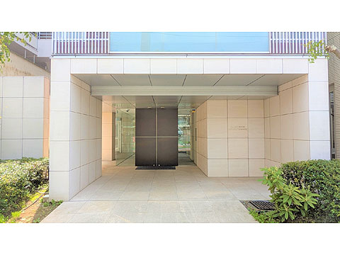 エントランス　白基調のタイルで統一されたエントランス