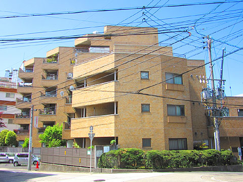 現地外観写真　建物外観（東側）