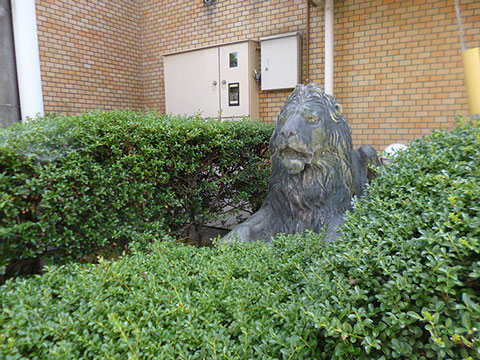 その他共用部　植木の中にあるライオン像