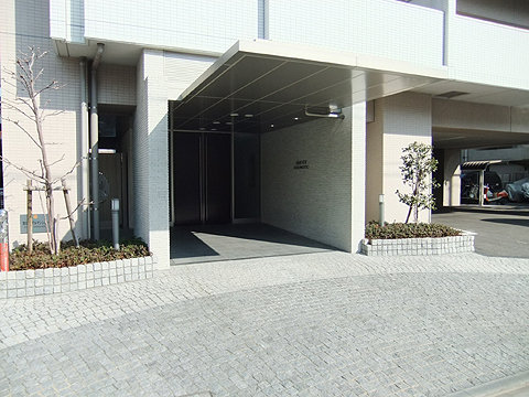 エントランス　エントランス写真。車寄せがございます。