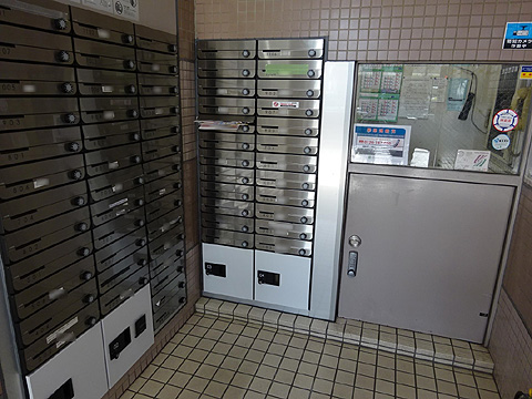 エントランス 宅配ボックスがございます。