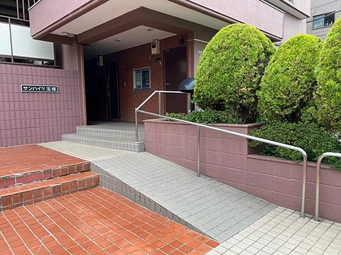 エントランス　スロープ付きのエントランスアプローチ