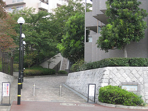 現地外観写真　マンション入口