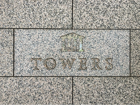 エントランス　アクロシティタワーズ館銘板