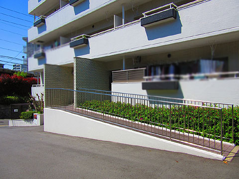 エントランス 車イス、ベビーカーにスロープ