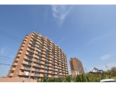 現地外観写真　ウエストタワーとイーストタワー