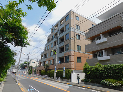 現地外観写真　建物外観（前面道路２車線）