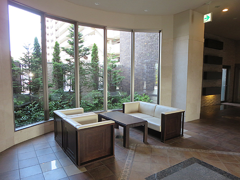 エントランス 中庭が美しいエントランスホール