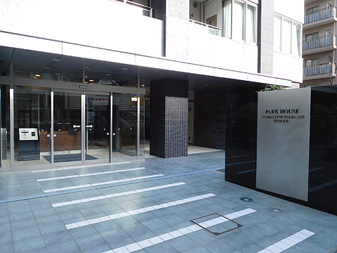 エントランス グレイトーンのタイル張りで落ち着いた佇まいのエ