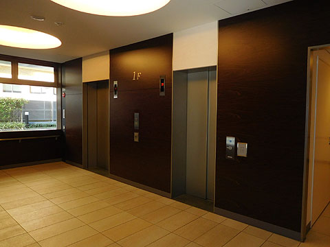 その他共用部 13人乗りと17人乗り(非常用兼用)の2基のエ