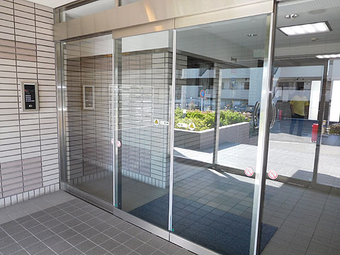 エントランス　オートロックのある風除室