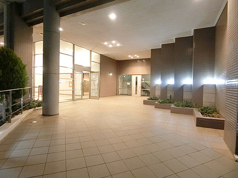 エントランス タイル張りのピロティ―