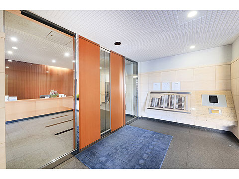 エントランス タッチパネル式のオートロックがある風除室