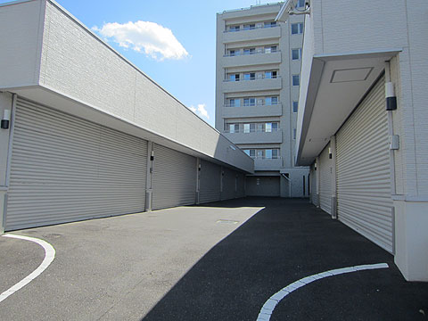 その他共用部　敷地内駐車場（屋根付きシャッター有）