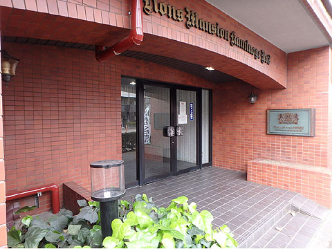 エントランス エントランスの手前はスロープになっています